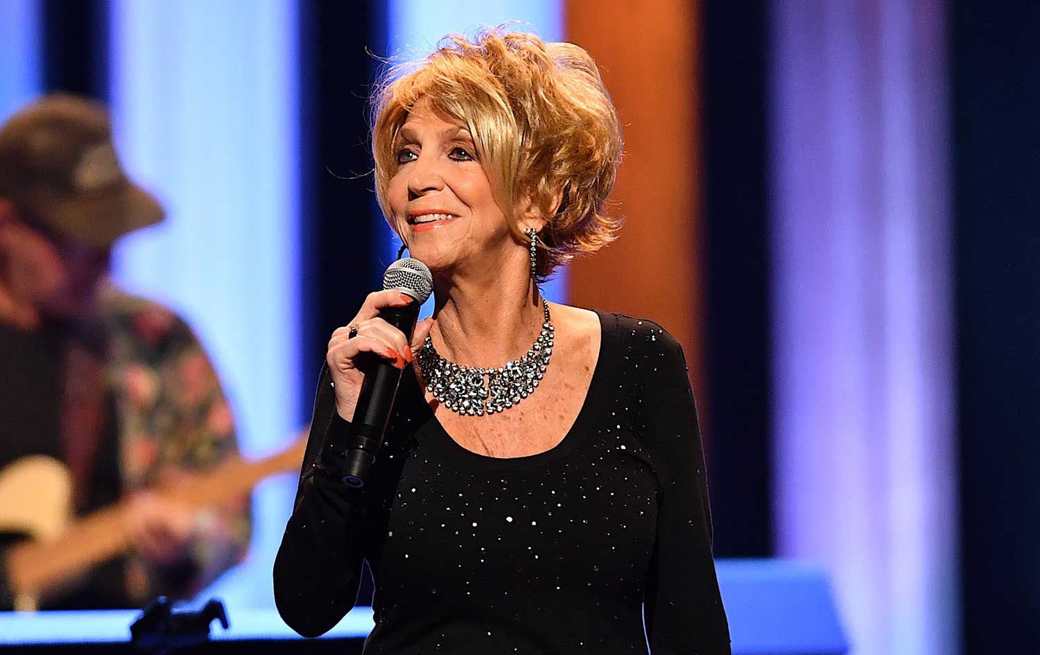 جینی سیلی گۆرانیبێژی ئەمریکی کۆچی دواییکرد