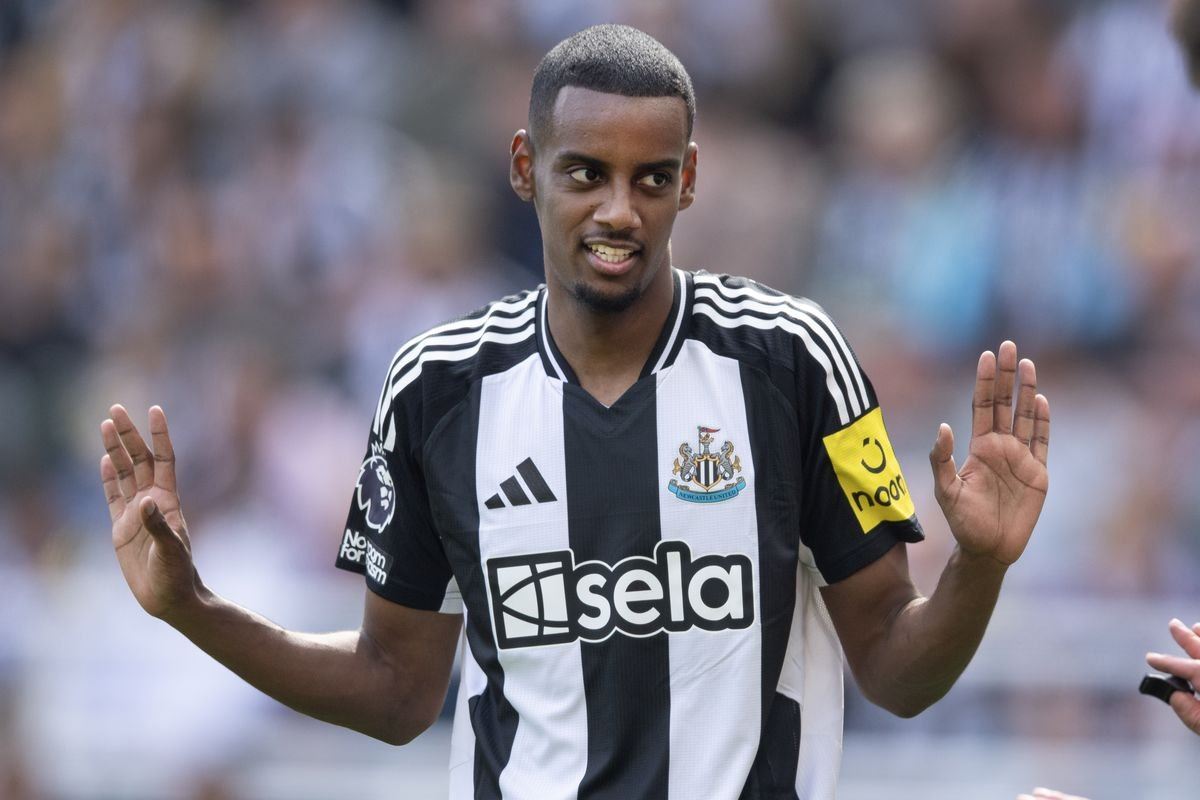 نیوکاسڵ ئۆفەرێکی 140 ملیۆن یۆرۆیی لیڤەرپوولی بۆ ئیساک رەتکردەوە