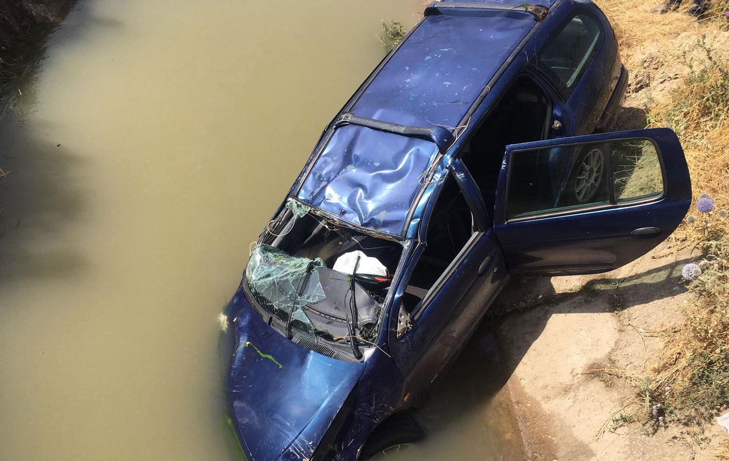 Bitlis'te otomobil kanala düştü. / Foto: AA