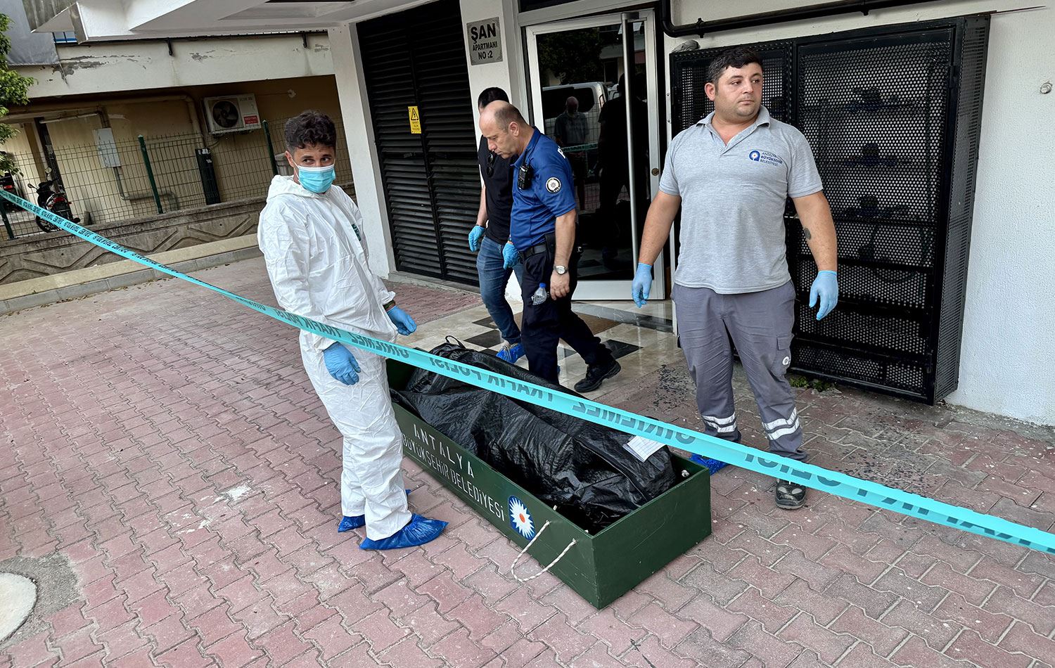 Cenaze, otopsi işlemleri için Antalya Adli Tıp Kurumu morguna kaldırıldı. / AA