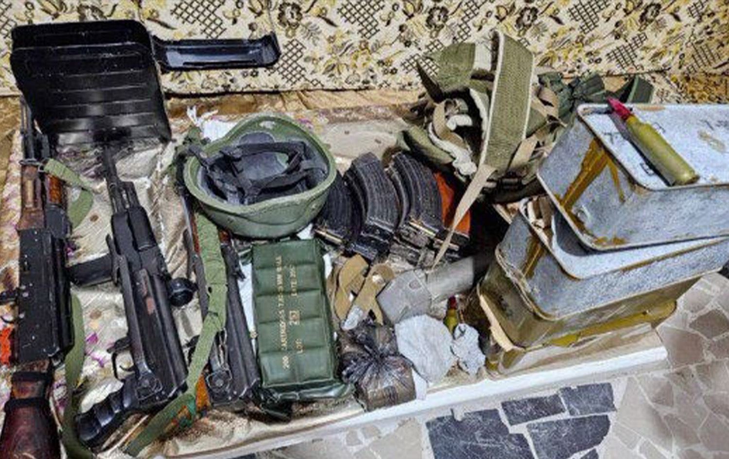 İsrail'in 3 Ağustos 2025'te Suriye'nin güneyine düzenlediği baskında ele geçirilen silahlar Foto: IDF / X 