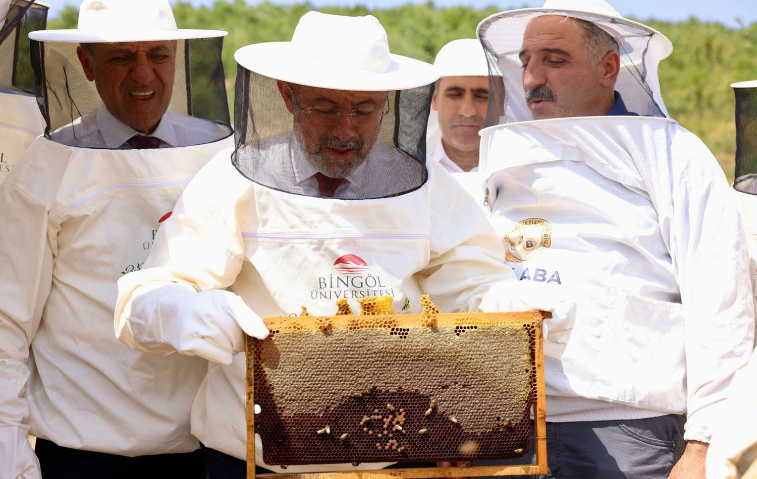 Türkiye Tarım ve Orman Bakanı İbrahim Yumaklı (ortada), Bingöl balının ilk sağım etkinliğine katıldı. / ANKA