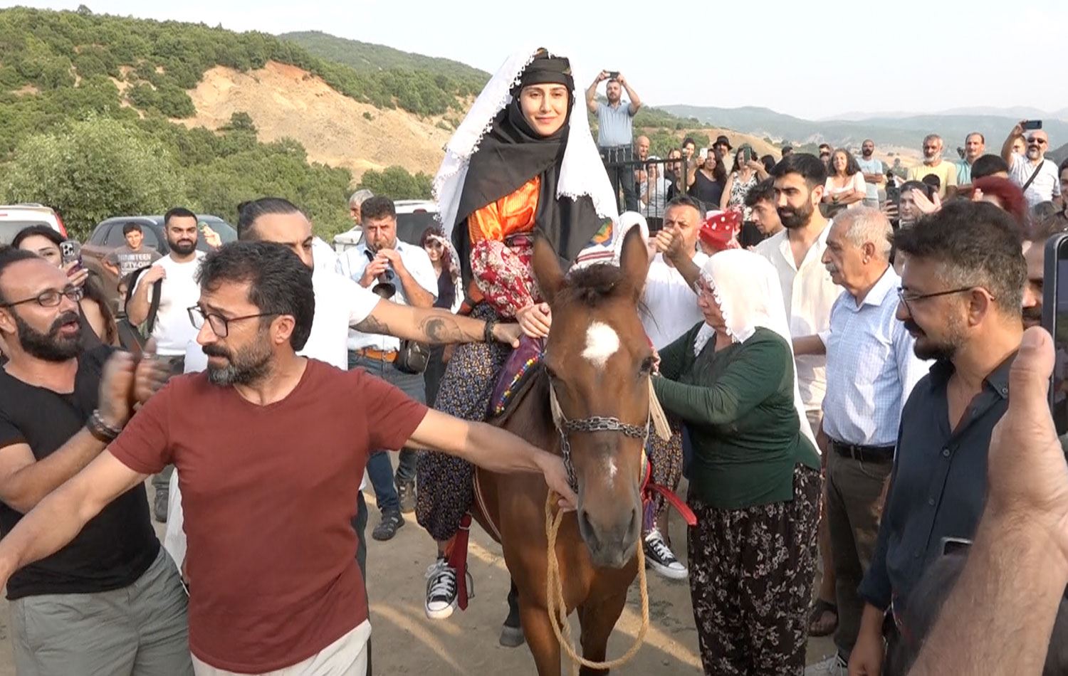 Boşaltılan köylerine 32 yıl sonra dönüp gelenekleriyle düğün yaptılar. / Foto: Ali Haydar Gözlü 