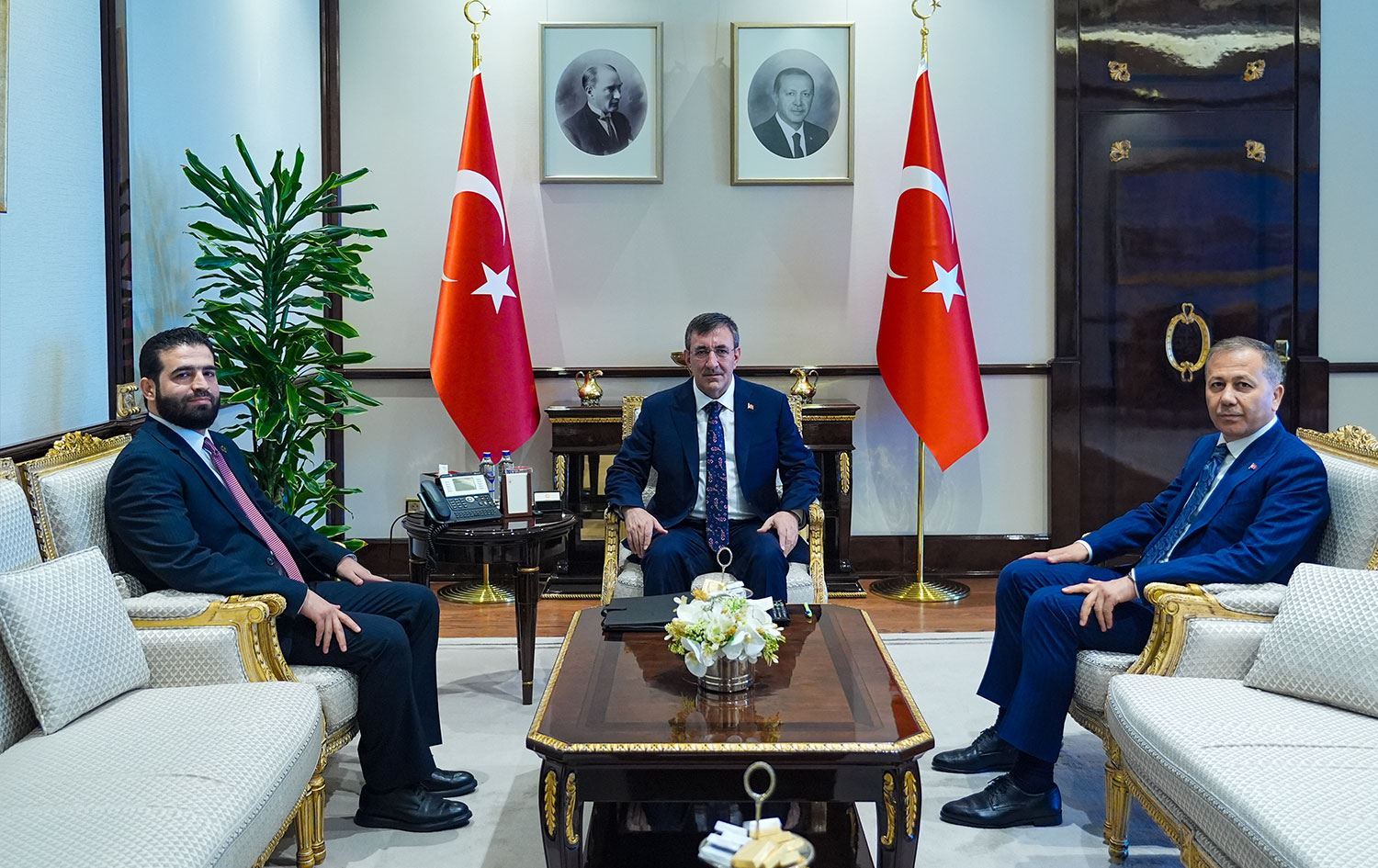 Wezîrê Karên Navxwe yê Sûriyeyê Enes Xetab, Cevdet Yilmaz û Alî Yerlîkaya /Wêne: AA