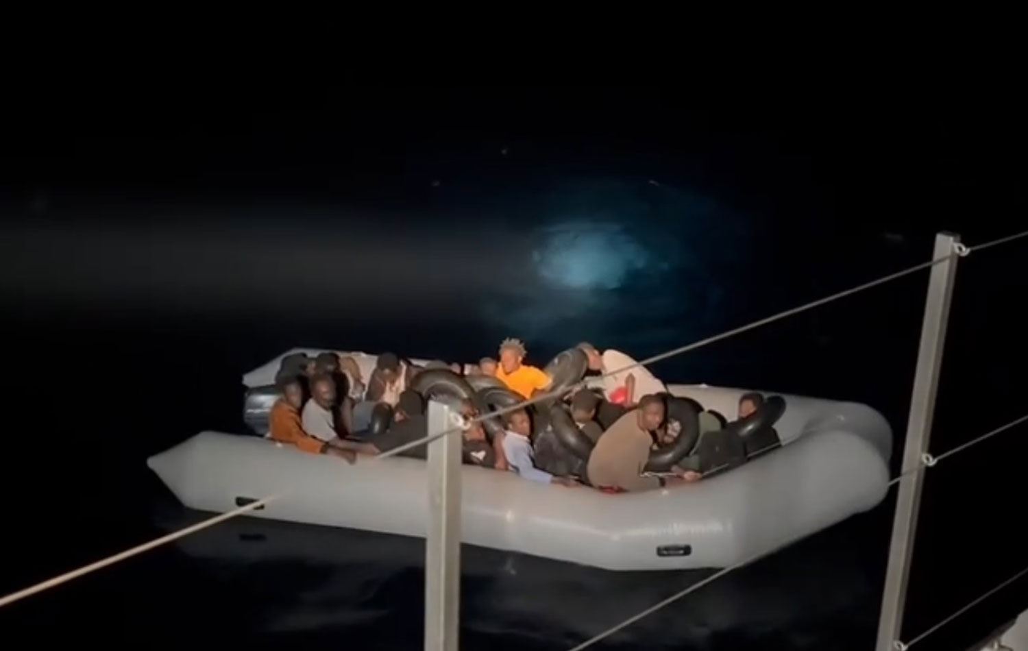 İzmir'de denizde ve karada 83 düzensiz göçmen yakalandı, göçmen kaçakçısı olduğu iddiasıyla 1 şüpheli gözaltına alındı. / AA