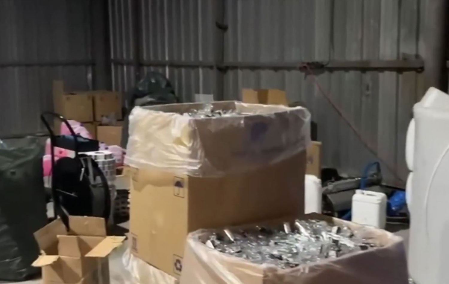 Sahte alkol üteren mekana baskın yapıldı. / Foto: Video alıntısı