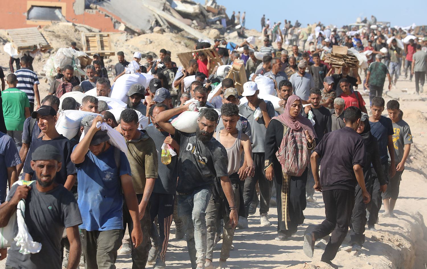Gazze Şeridi’nde açlığa mahkum edilen Filistinliler, sınırlı miktardaki un ve çocuk mamasına ulaşmak için Gazze’deki Zikim Sınır Kapısı yakınlarındaki yardım dağıtım noktasına akın etti. / 04.08.2025 / AA