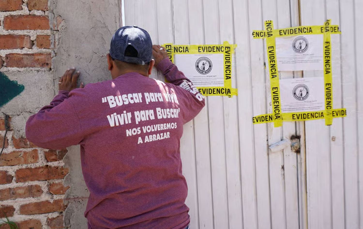 Kayıp yakınları, Guanajuato, Irapuato'da 32 cesedin bulunduğu mülkü incelerken. / Foto: AFP / FP