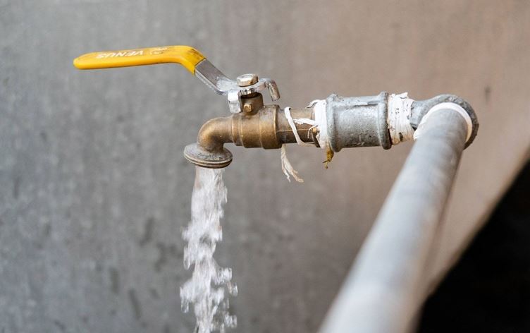 نیوەی گەڕەکەکانی شاوێس بە تانکەر ئاویان بۆ دابین دەکرێت