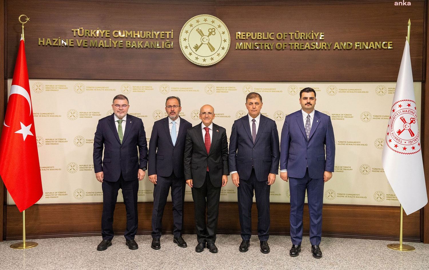 İzmir Büyükşehir Belediye Başkanı Cemil Tugay (sağ 2), AK Partililerle birlikte Bakan Şimşek’i ziyaret etti. 