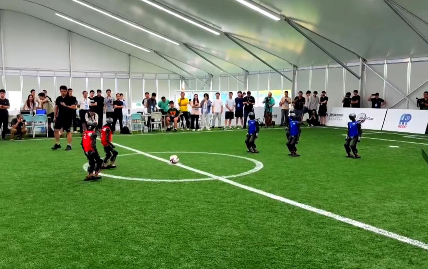 Pekin'de bir ilk: Otonom robot futbol turnuvası gerçekleşti               