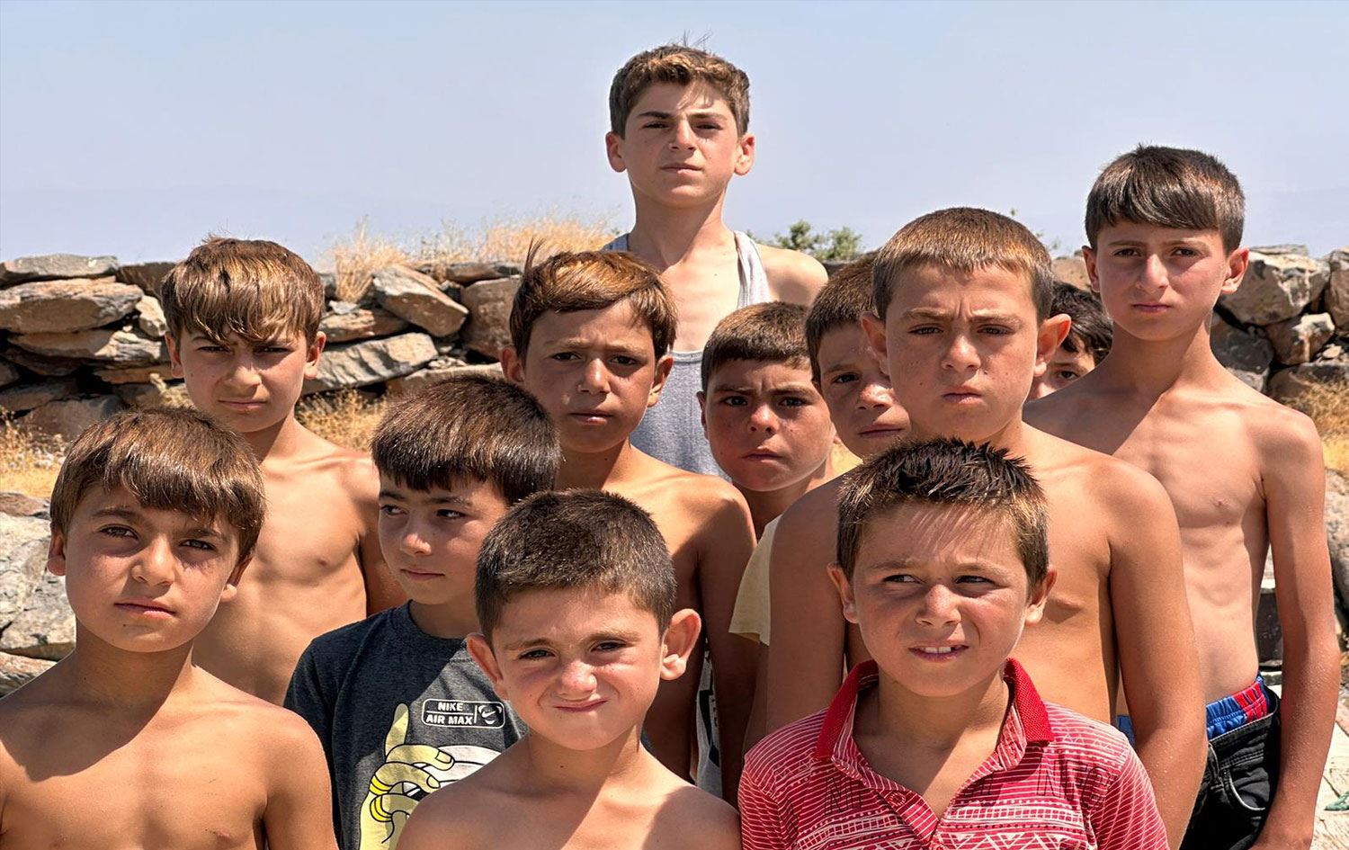 Van Gölü'nün sodalı suyu, çocukların saçlarında geçici bir renk değişimine neden oluyor / Foto: AA