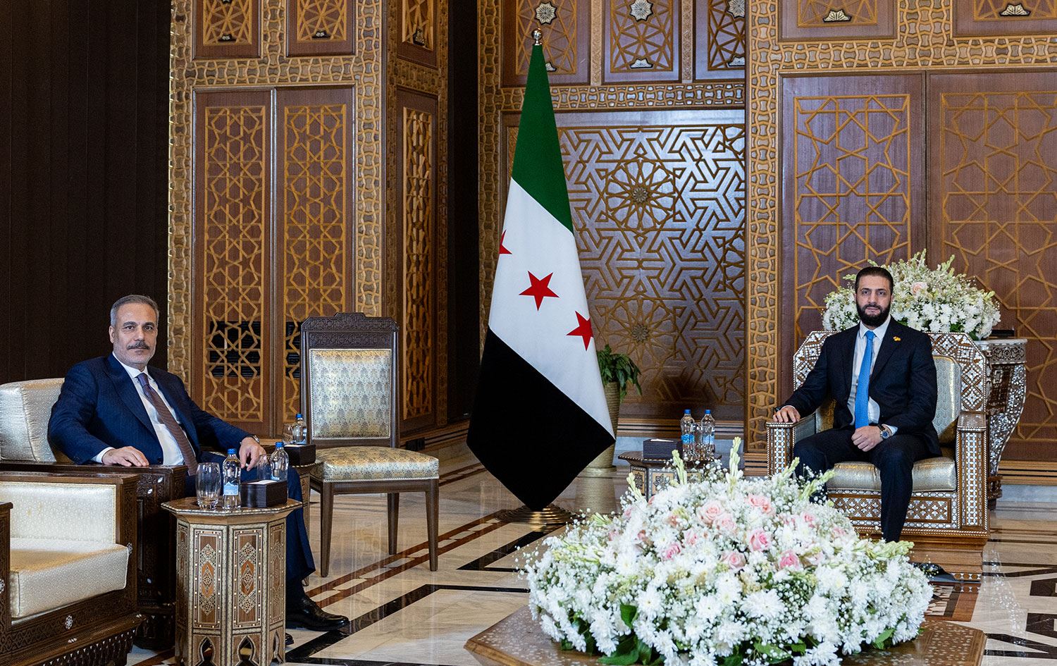 Türkiye Dışişleri Bakanı Hakan Fidan (solda) Şara ile görüştü. / AA