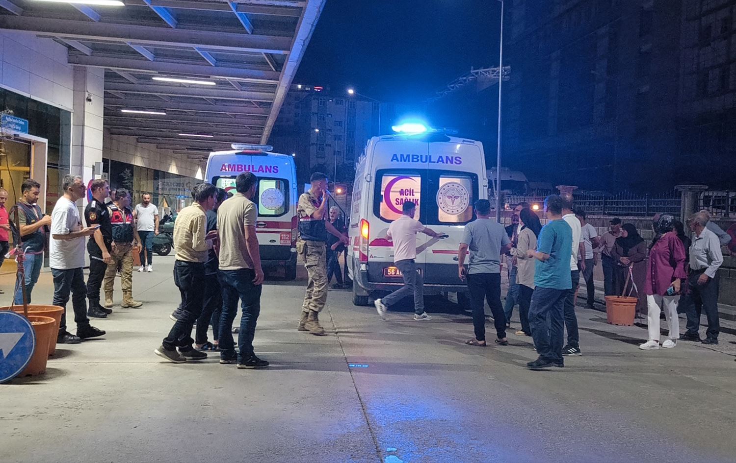 Tîmên tenduristiyê birîndar bir nexweşxaneyê / Wêne: AA