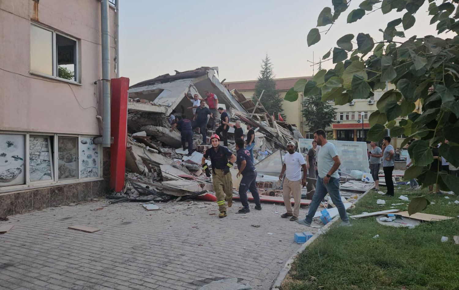 Sındırgı ilçesinde bir bina yıkıldı. Bölgeye itfaiye ekipleri sevk edildi./ AA