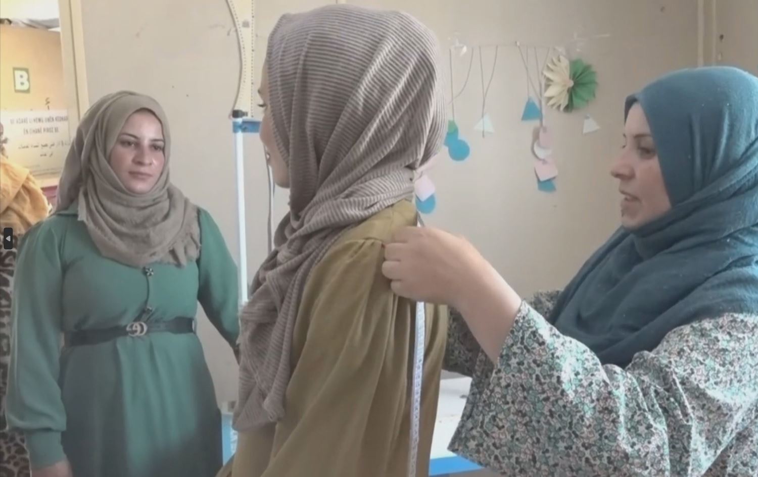 Rêxistina Sarayê li Kampa Newrozê keçan fêrî dirûtinê dike / Wêne: JINHA