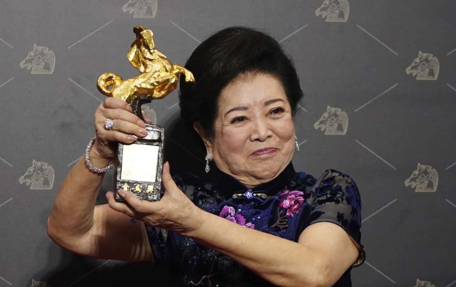 چەن شو-فانگ لە کاتی وەرگرتنی خەڵاتی ئەسپی زێڕین لە 21ـی تشرینی دووەمی 2020