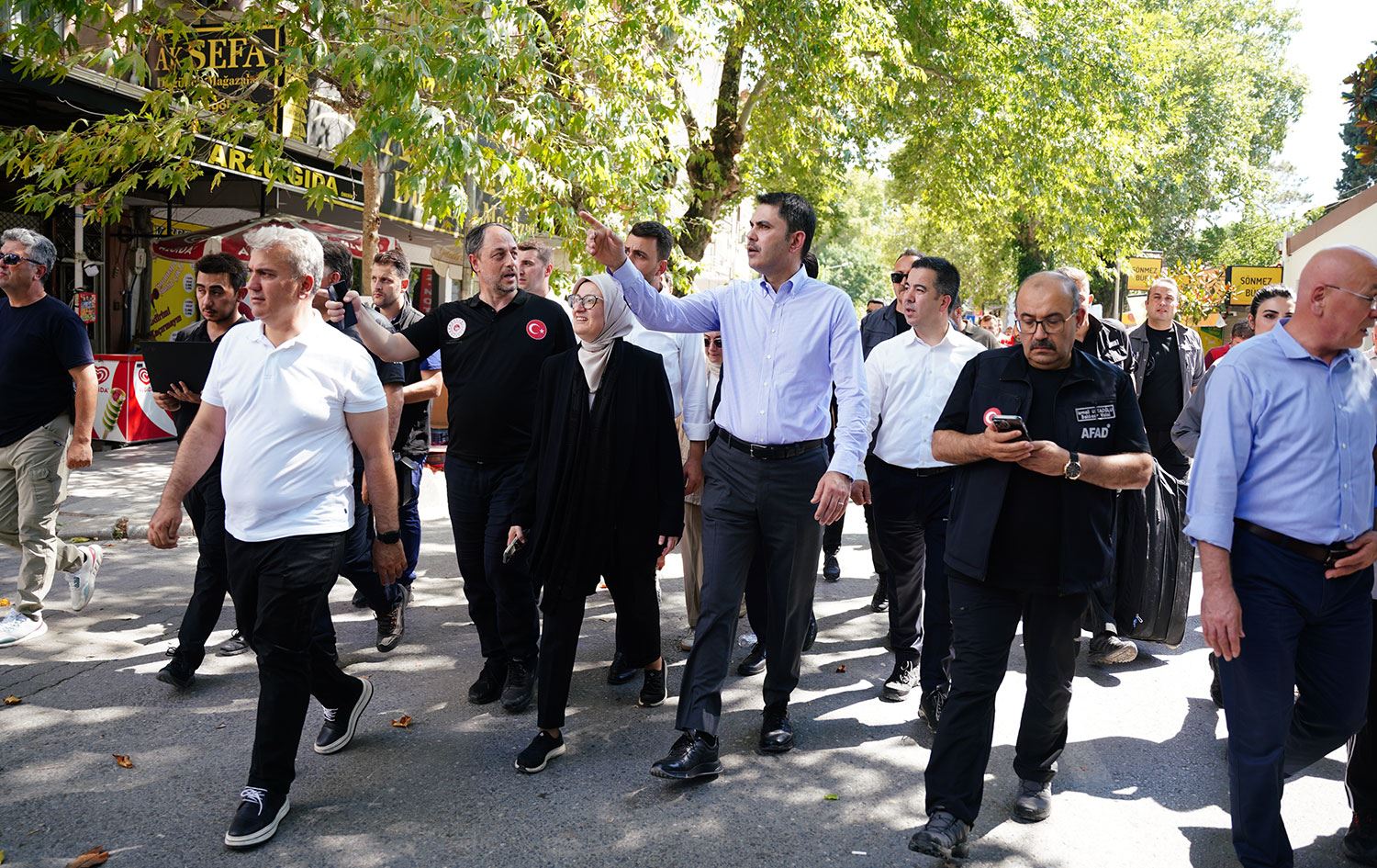 Çevre, Şehircilik ve İklim Değişikliği Bakanı Murat Kurum, Balıkesir'in Sındırgı ilçesinde meydana gelen 6,1 büyüklüğündeki depremde hasar gören köyleri ziyaret etti. Bakan Kurum, Alacaatlı köyünde incelemelerde bulundu