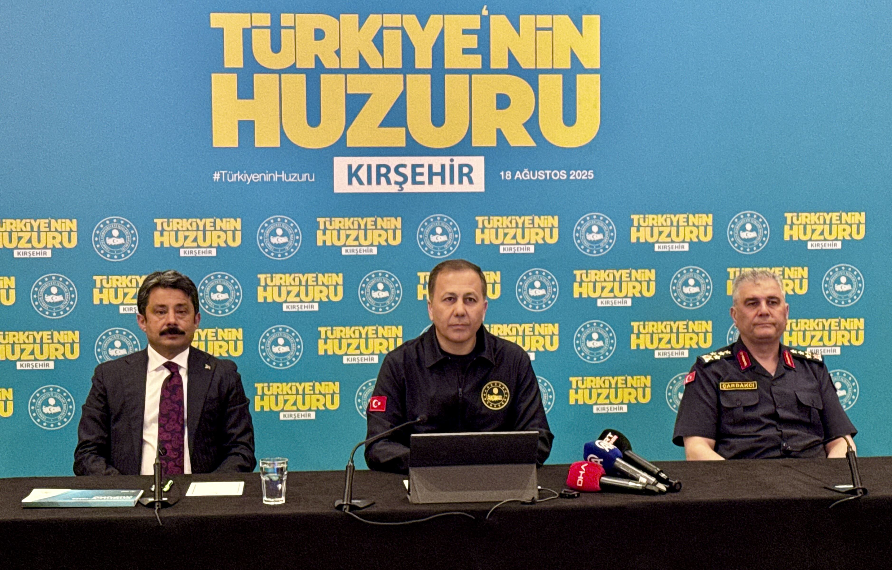 Yerlikaya: Hiçbir organize suç liderinin ülkemizde ellerini sallayarak gezmelerine müsaade etmeyiz