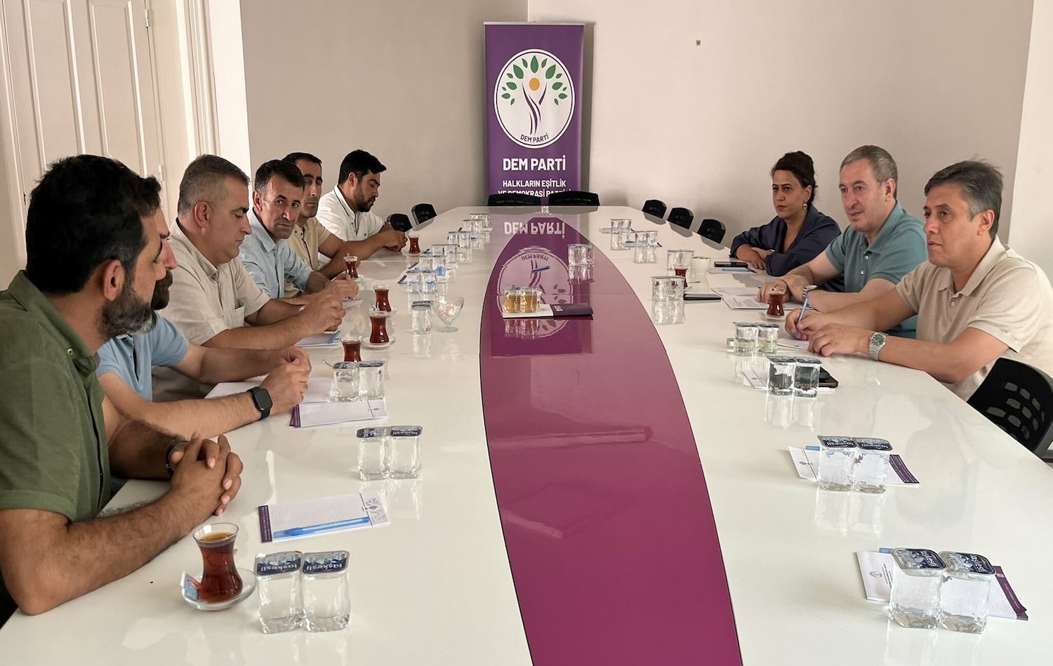 Bakirhan bi karkerên ku qeyûmê Wanê ew ji kar derxistibûn re civiya/Wêne: DEM Partî