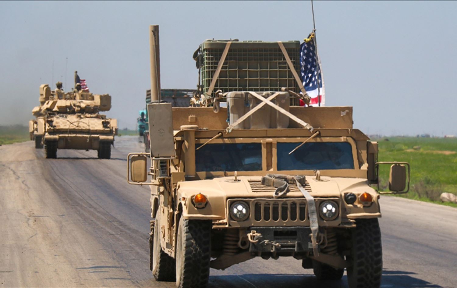 Uluslararası Koalisyon’a ait 5 araçtan oluşan bir askeri konvoy, Deyrezor’un kuzey kırsalında, El-İzbeh kasabası ile Koniko Gaz Tesisi arasındaki bölgede devriye gerçekleştirdi.