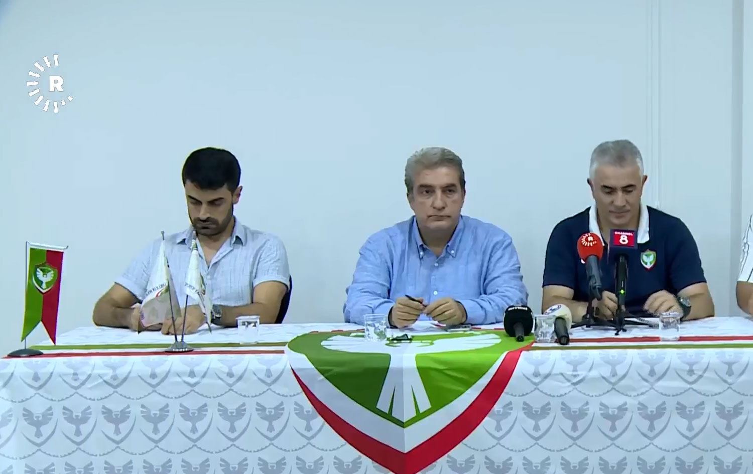 Amedspor Kulüp Başkanı Burç Baysal, transfer komitesi üyesi Hadi Yakışan ve teknik direktör Mehmet Altıparmak'ın katıldığı toplantıda, 2-2 biten Erzurumspor maçındaki tartışmalı penaltı kararı ve takımın genel durumu masaya yatırıldı.