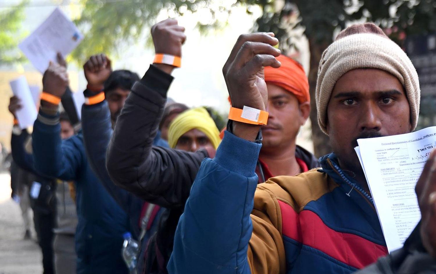 İş arayanlar, Lucknow'daki ITI kampüsünde düzenlenen işe alım kampında İsrail'de istihdam için beceri testi için sıraya girmiş / Foto:  The Hindu