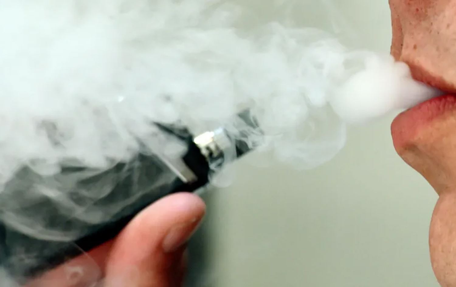 شیکارییەکی بەریتانی: زۆرینەی ئەو منداڵ و گەنجانەی ڤەیپ دەکێشن، دەست بە جگەرەکێشان دەکەن