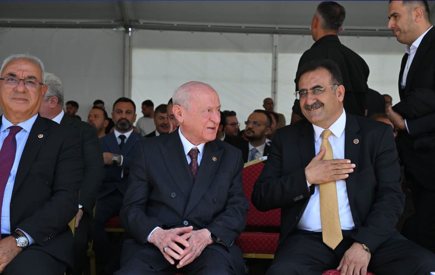 DEM Partili Malazgirt Belediye Başkanı Ahmet Kenan Türker, MHP Genel Devlet Bahçeli'yi Malazgirt savaşı etkinliklerinde karşıladı.