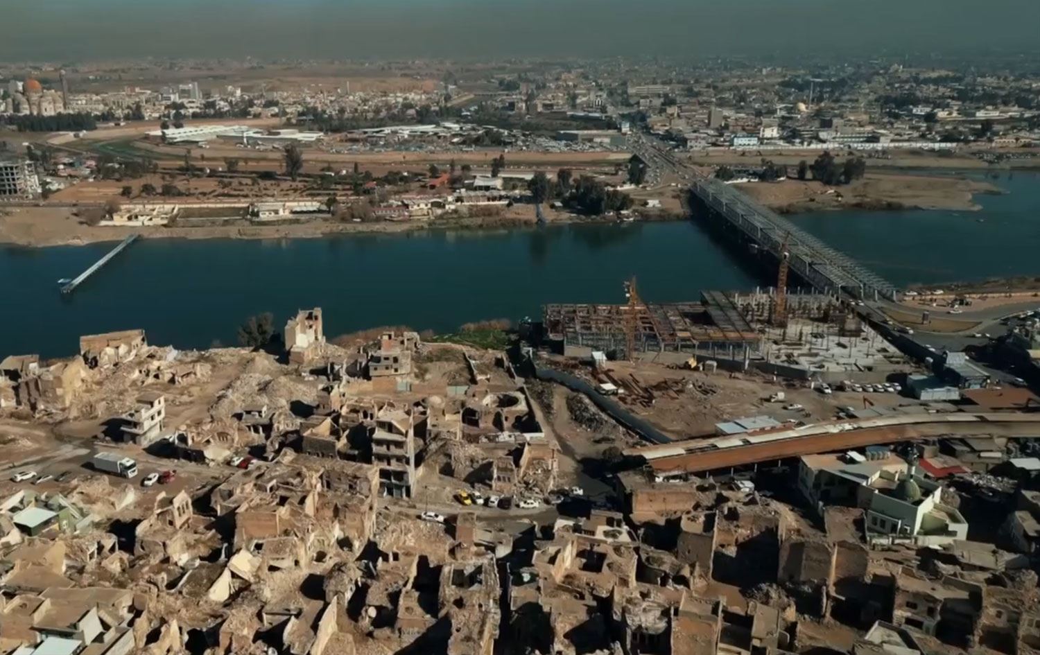 Köprünün kökenleri Emeviler dönemine kadar uzanıyor ve Atabeyler ile Osmanlı dönemlerinde birçok kez yenilendi.