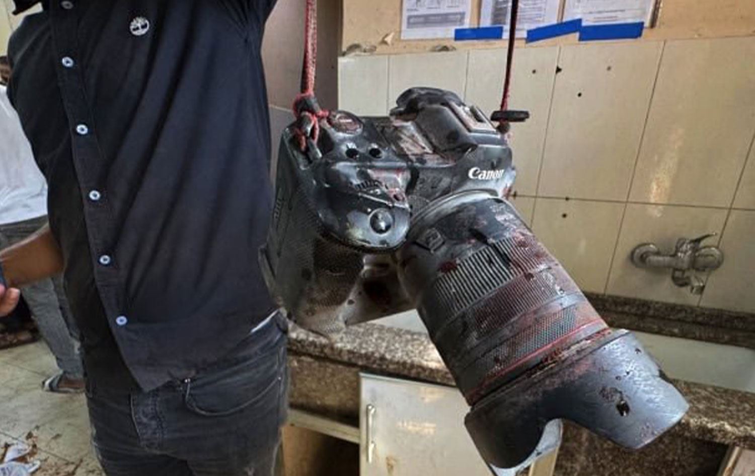 Gazze'de bir medya kuruluşuna saldırısı sonrası bir kare