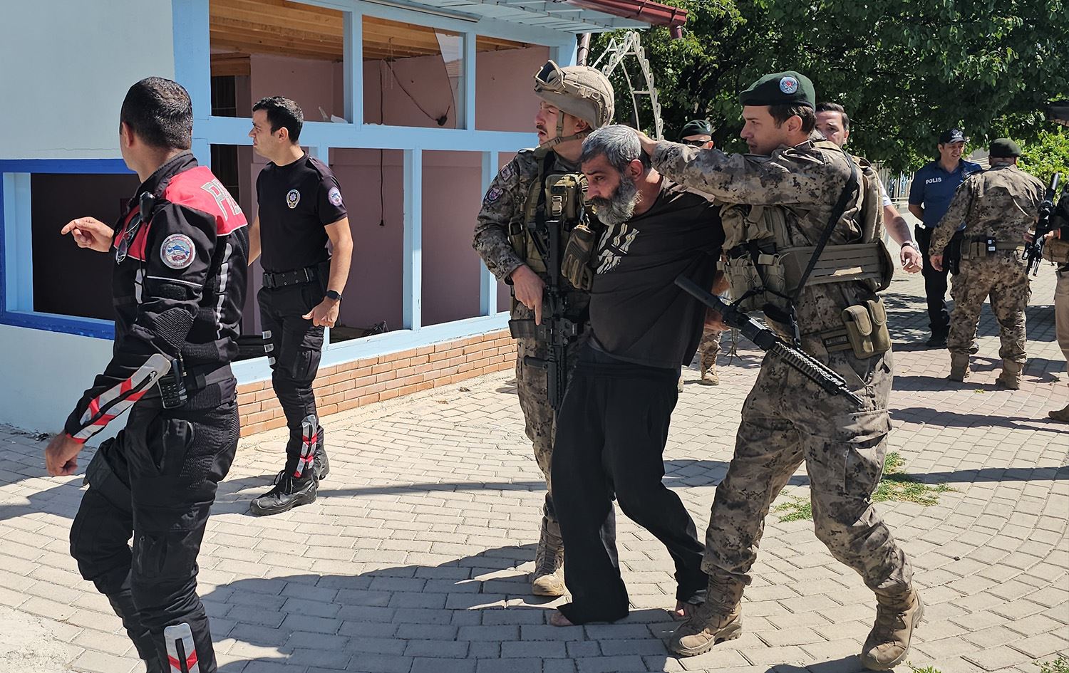 Kesek hat desteserkirin / Wêne: AA