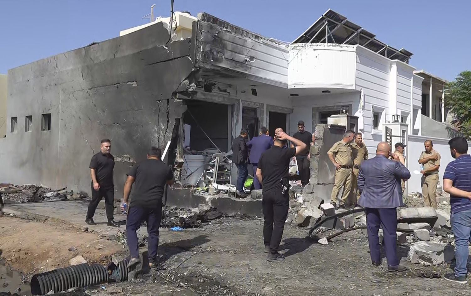 Xaniyê ku otomobîl tê de teqiyaye/Wêne: Rûdaw