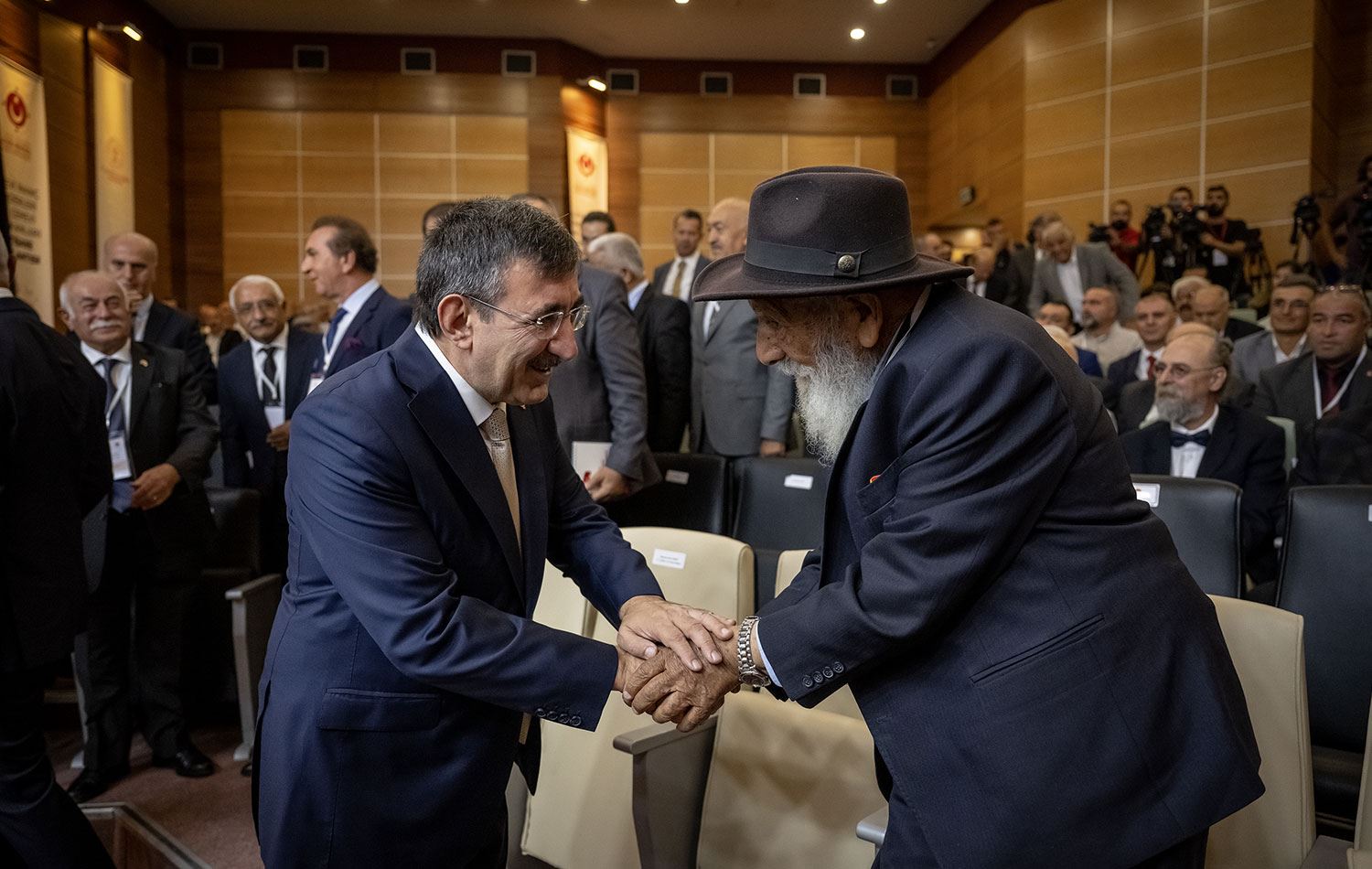 Türkiye Cumhurbaşkanı Yardımcısı Cevdet Yılmaz, Hıdır Abdal Ocağı Dedesi Ahmet Uğurlu ile selamlaştı. / Foto: AA