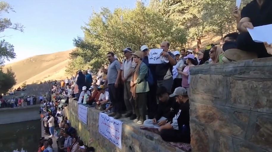 لە سنە گردبوونەوەیەک دژی سزادانی ژمارەیەک مامۆستا بەڕێوەچوو