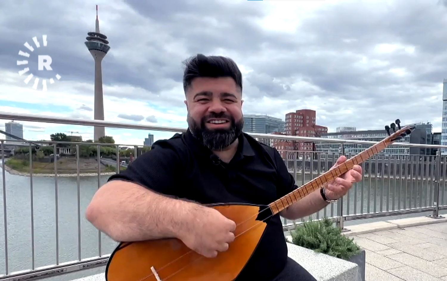 هونەرمەندێکی کورد لە ئەڵمانیا بە گۆرانییەکی کۆمێدی نێوبانگی دەرکردووە