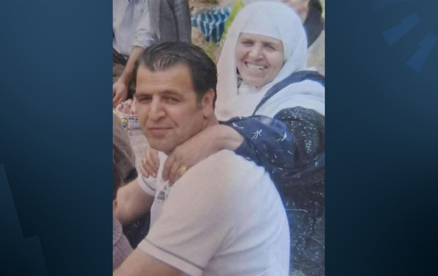 وێنەیەکی هونەرمەند ئەردەڵان بەکر لەگەڵ دایکی