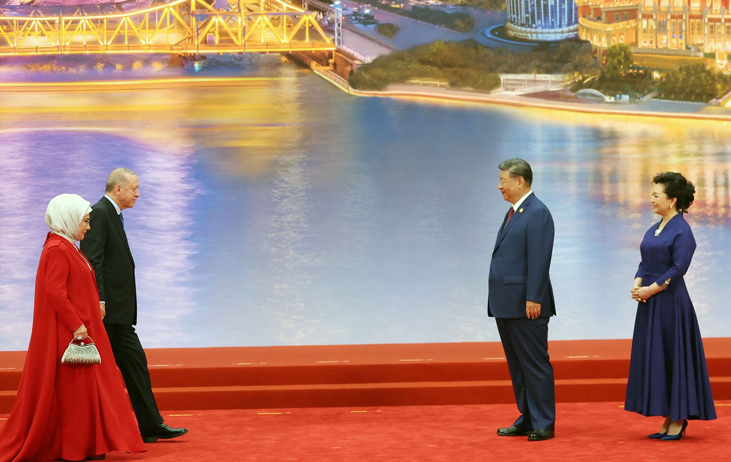 Türkiye Cumhurbaşkanı Erdoğan ve eşi Emine Erdoğan, Çin Devlet Başkanı Şi Cinping'in liderler onuruna vereceği akşam yemeğine katıldı. / AA