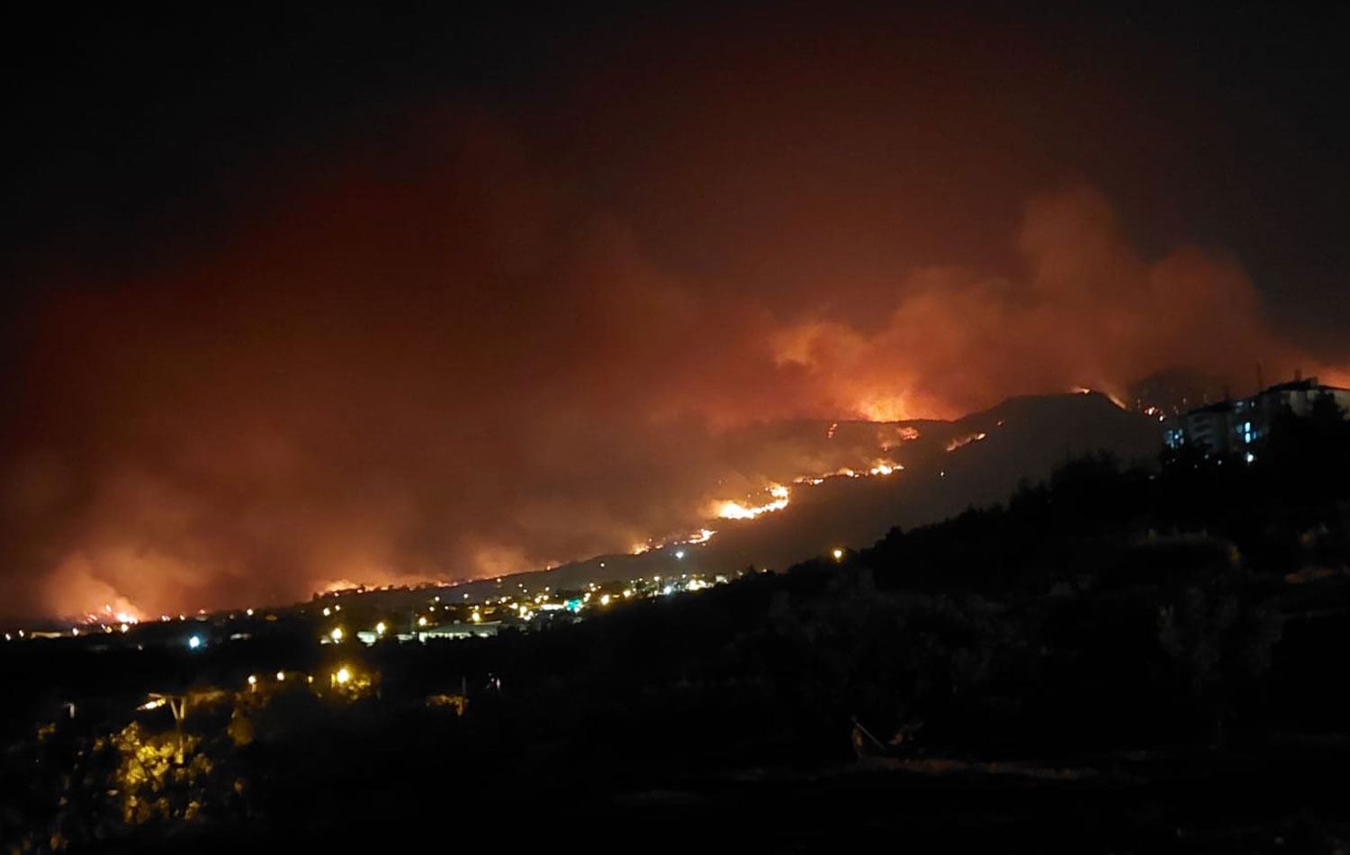 Denizli'nin Buldan ilçesinde çıkan orman yangınını kontrol altına almak için çalışmalar 3 gündür devam ediyor. / Foto: AA
