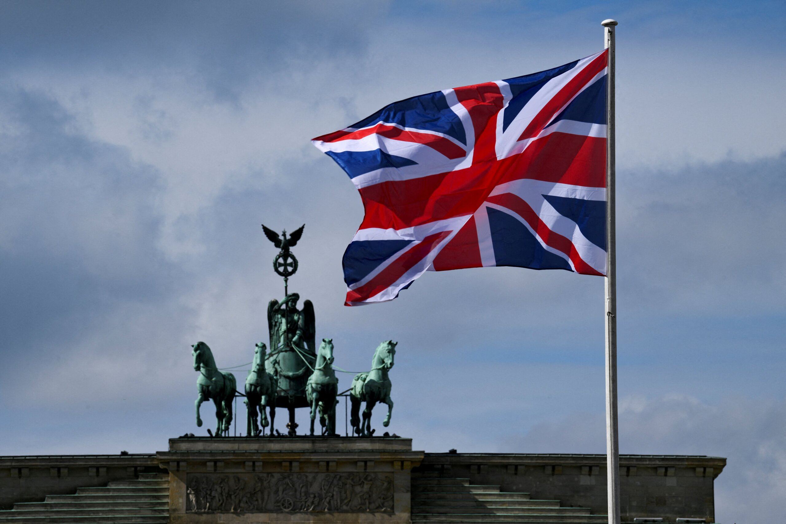 İngiltere, sığınmacıların aile birleşimi başvurularını askıya alacak