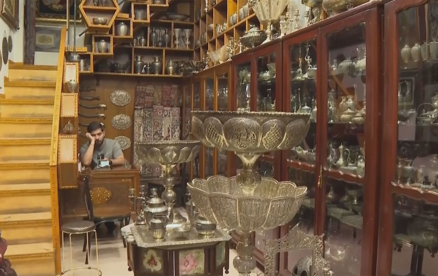 دۆخى سیاسی و کۆچى بەتەمەنەکان بازاڕى ئەنتیکی لە بەغدا سست کردووە