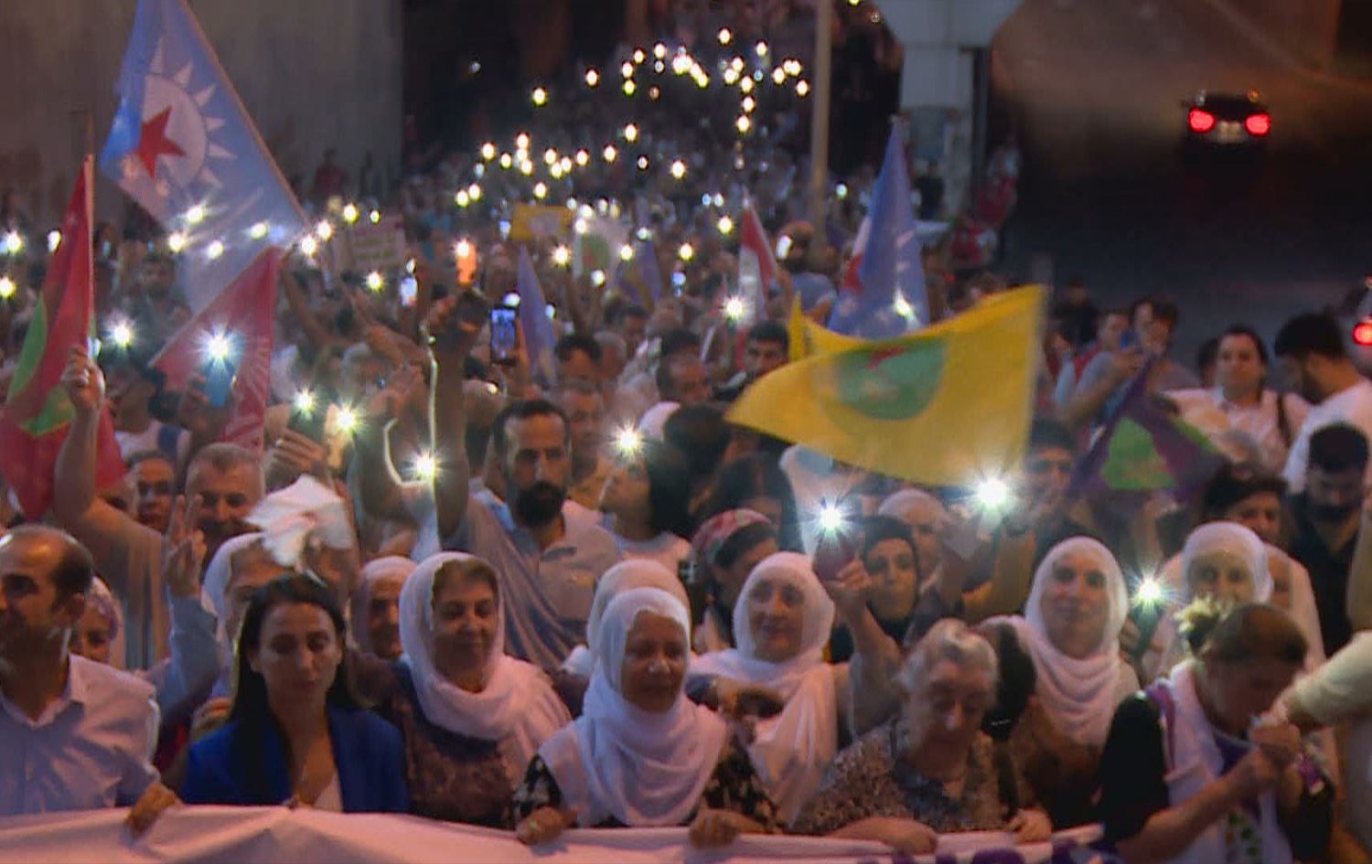 Hevserokên DBP û DEM Partiyê di rêzên pêş ê meşê de ne\ Kameraman Cuma Kiliç - Rûaw