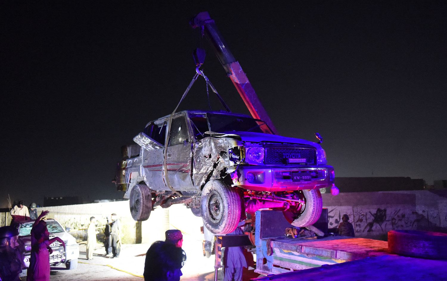 Wesayîtek ji cihê bûyerê tê rakirin / Wêne: AFP