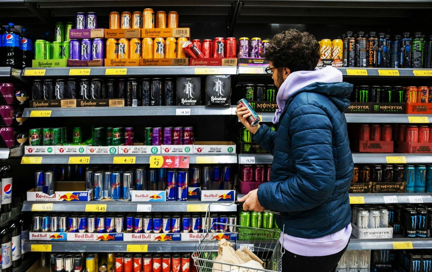 لە بەریتانیا خواردنەوە وزەبەخشەکان بۆ کەسانی خوار 16 ساڵ قەدەخە دەکرێن