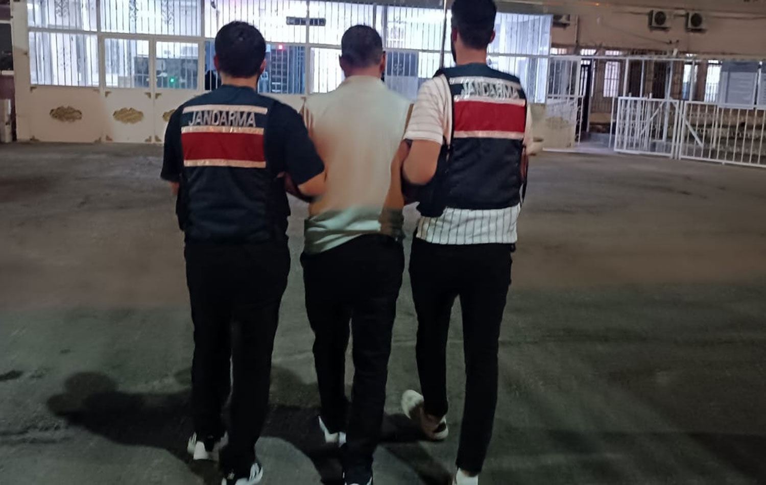 Kırmızı bültenle aranan IŞİD üyesi Antep'te yakalandı.