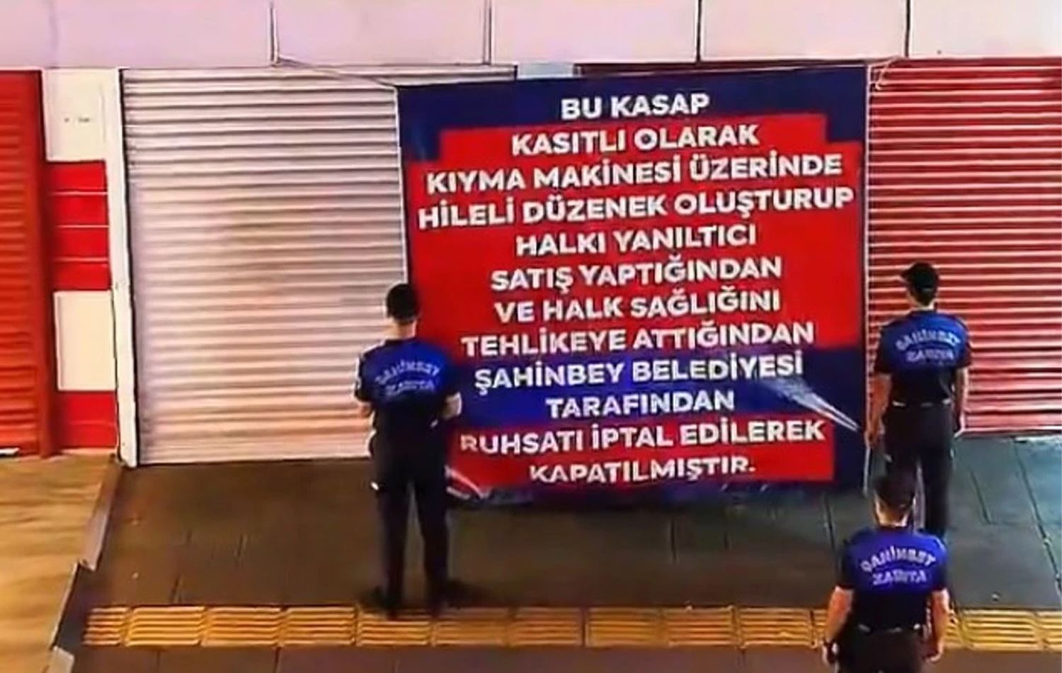 Foto: Antep’te Şahinbey ilçesinde denetimler sırasında kıyma makinesindeki bir düzenekle tavuk taşlığı, çeşitli sakatatlar ve bozulmuş etleri kıymaya karıştırıp sattığı tespit edilen işletme