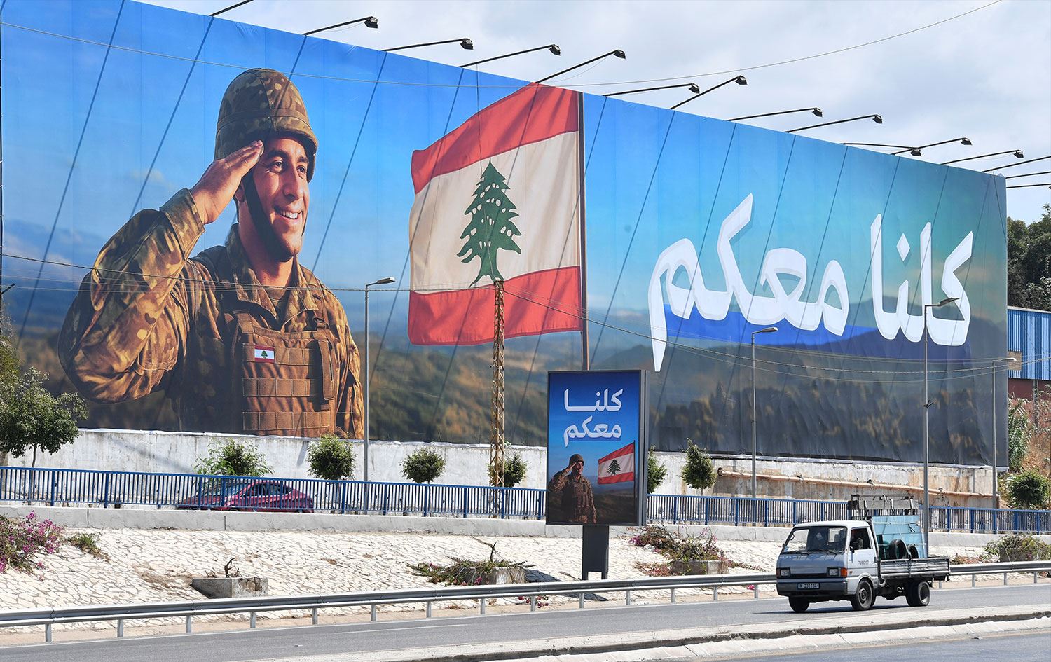 Hizbullah’ın silahsızlandırılması görüşmeleri öncesi Beyrut’ta orduya destek afişleri