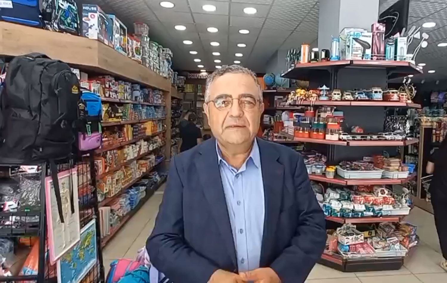Sezgin Tanrıkulu Diyarbakır’da kırtasiyeleri gezdi.