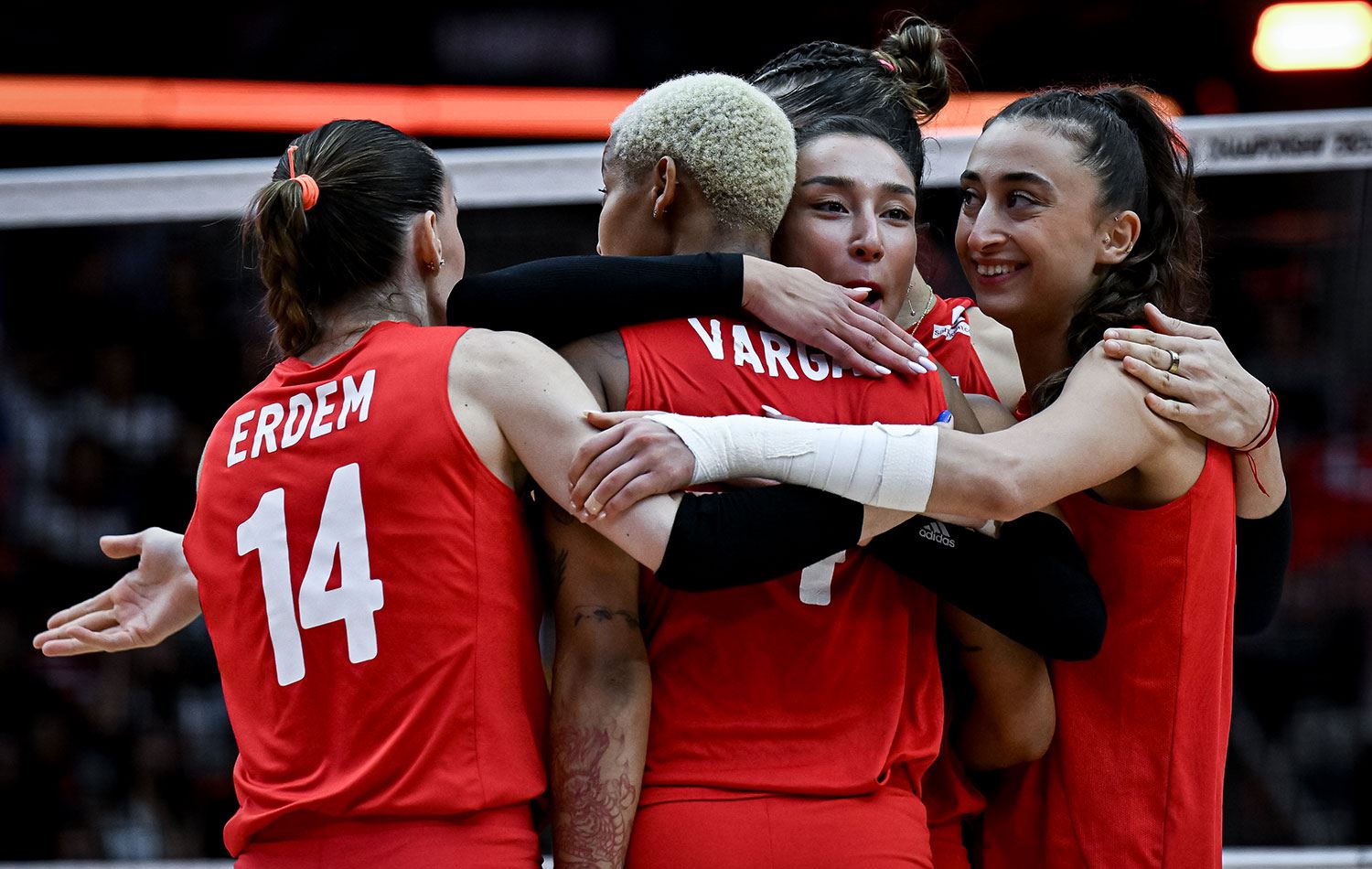 Türkiye A Milli Kadın Voleybol Takımı oyuncuları, aldıkları sayı sonrası sevinç yaşadı. / AA