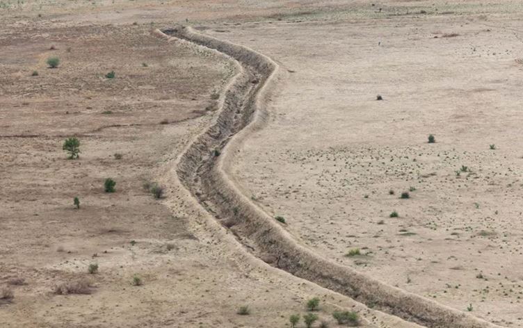 Borno kentinin çevresine güvenlik amaçlı kazılan hendekler / Foto: AFP